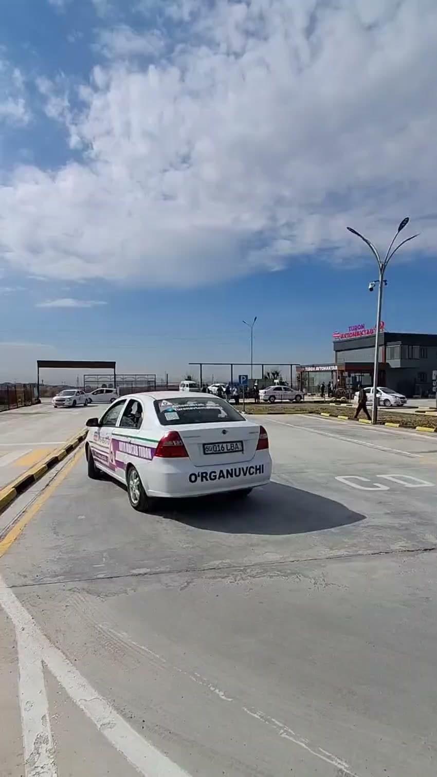O'quv avtomobili avtodromda